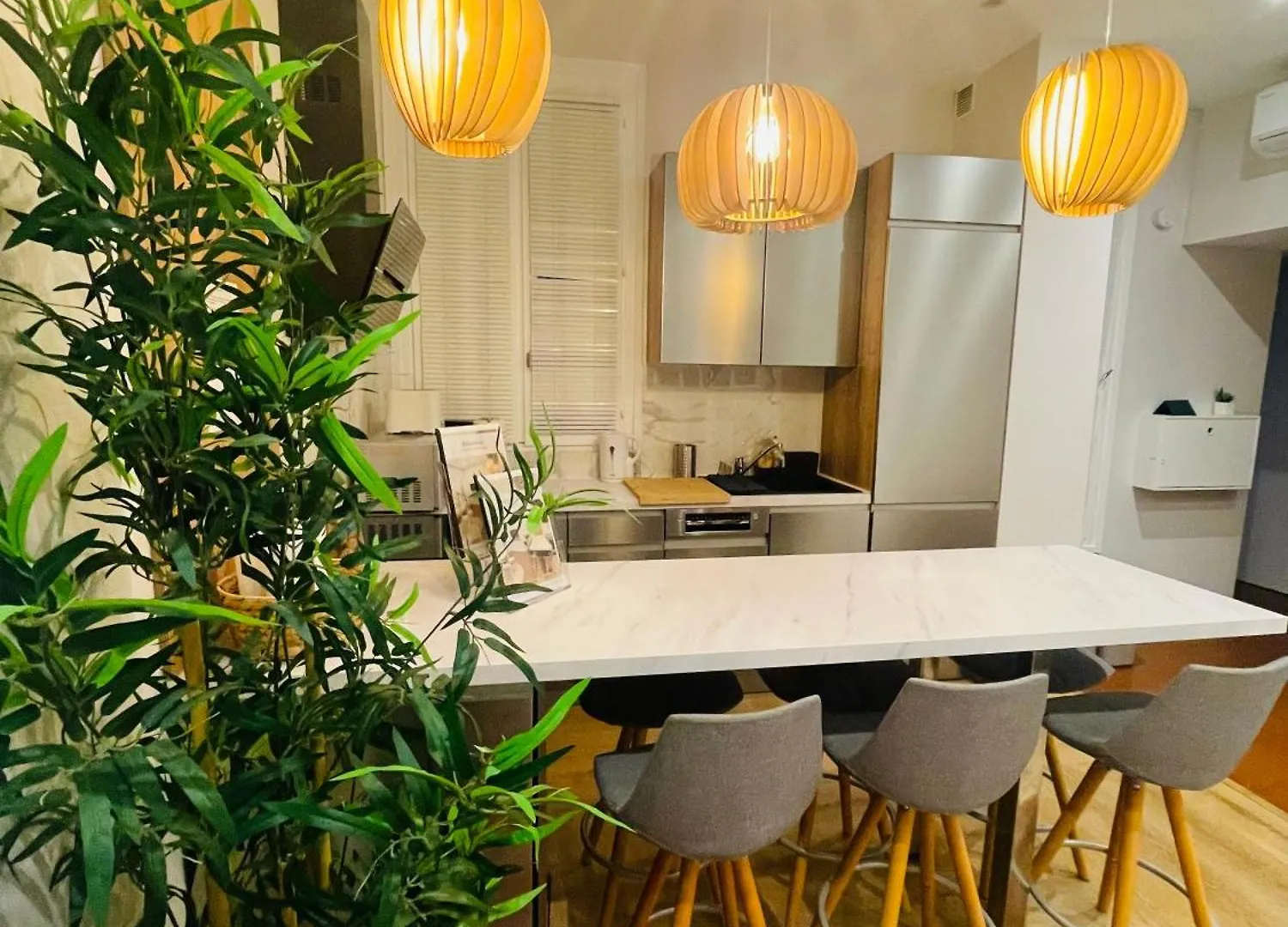 アパート Suite Nomade - Vieux Nice - 2 Chambres - Wifi - Ac - 5 Min Des Plages - 30 Min De Cannes Et Monaco フランス